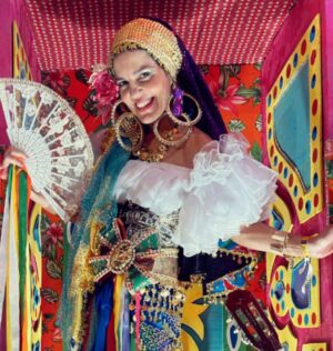 Mariana Gross Instagram - A cigana leu o futuro e viu várias coisas! Inclusive que o Carnaval acabou e que, no ano que vem, tem mais. #viva #Carnaval #cigana #rj1