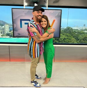 Mariana Gross Instagram - Abraço no Campeão! Parabéns, @_leandrovieirarj Parabéns, Imperatriz Leopoldinense! 💚 #RJ1