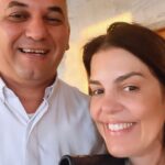 Mariana Gross Instagram - Ontem, esqueci minha bolsa no táxi. Estava com criança, brindes da festa, toda enrolada. Na descida, o taxista me pediu para gravar um vídeo para o filho dele. Gravei, paguei e me mandei. Tentei achá-lo mas, nem sabia de qual cooperativa era. E não tinha nenhuma identificação na minha bolsa. Só um batom. Hoje, @andrelsued veio de longe para devolver a dita cuja. Valor do gesto? Inestimável. Obrigada!!! Eterna gratidão! 💙