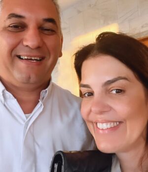 Mariana Gross Instagram - Ontem, esqueci minha bolsa no táxi. Estava com criança, brindes da festa, toda enrolada. Na descida, o taxista me pediu para gravar um vídeo para o filho dele. Gravei, paguei e me mandei. Tentei achá-lo mas, nem sabia de qual cooperativa era. E não tinha nenhuma identificação na minha bolsa. Só um batom. Hoje, @andrelsued veio de longe para devolver a dita cuja. Valor do gesto? Inestimável. Obrigada!!! Eterna gratidão! 💙