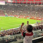 Mariana Gross Instagram - Flagrante do meu menino, celebrando meu ídolo, em um dos meus lugares preferidos. Desde já, Uma das fotos da minha vida. ❤️🖤