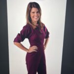 Mariana Gross Instagram - Hoje teve sessão de fotos! To me achando! Vem aí o aniversário de 40 anos do RJTV. A “modelo” está uma 🍇 Foto by @victorpollak 💛 Viva o RJ1!
