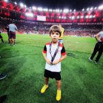 Mariana Gross Instagram - Meu pequeno no maior do Mundo. #🖤❤️ incrédulo, ofegante, sentindo a história daquele templo, a força daquela grama, com Zico no coração e Tri da Liberta no peito. O que sinto? Sinto que transmiti minha paixão. Missão cumprida. Esporte é tudo de bom.