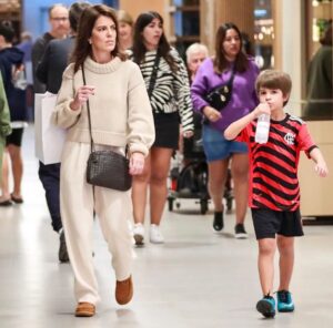 Mariana Gross Instagram - Eu e meu filho fomos flagrados no shopping. Faz parte… Fiquei feliz que ele, ao menos, estava muito bem vestido. ❤️🖤 E se hidratando, como a mamãe pediu.😘