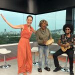 Mariana Gross Instagram - Pra celebrar o ano profissional. Mais um! Graças a Deus! Último RJ1 do ano pra mim. E ainda com esse samba da melhor qualidade! Que nosso novo ano chegue com muita ALEGRIA.