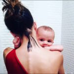 Mariana Gross Instagram - Hoje essa foto faz oito anos. O Facebook me mandou o aviso. Não sei se me choco, se sinto saudade, se sorrio, se choro ou se apenas medito… Ou tudo isso ao mesmo tempo. O tempo passa mas, meu amor, esse, só aumenta. #motherhood. ❤️