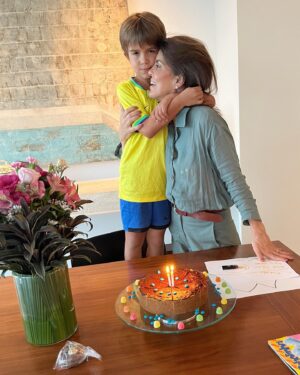Mariana Gross Instagram - O abraço. ❤️ Obrigada pelas inúmeras mensagens. Vamos em frente! ⭐️ #niver #viva