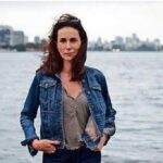 Mariana Gross Instagram - Encontrei a Isabel outro dia. De bicicleta, em Ipanema. Mas, nos conhecemos anos atrás, na Gávea, onde fomos vizinhas. Não conheço ninguém mais carioca que ela. Haverá outra? Difícil. Rainha imensa das areias, dona do mergulho destemido no mar mexido do Leblon, onipresente na ciclovia, no Talho, no bar. Linda, divertida e afiada. Em NY, conhecemos o Harlem juntas, com @antonionegreiros16 . Em 2013, me casei com festa na casa dela. Eu Disse que seríamos 50, fomos 90… Achei que brigaria comigo. Que nada. Apenas disse: _Em se tratando de você, que a cidade toda conhece, eu já previa. Festa boa é assim mesmo._ Isabel, querida, que susto sua partida. O quão inesquecível você é. Beijos carinhosos na sua família. Estamos tristes. 🖤