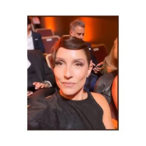 Mariana Loyola Instagram - Anoche fueron los @premioscaleuche 2023 ♥

Qué alegría ver a tantas y tantos colegas queridxs y admiradxs! 

Aquí un pedacito de la larga noche...

Tema a relevar: el regreso de @tvn a esta transmisión en vivo. Qué importante que la cultura se haga pública, que llegue a todas las casas y que la gente disfrute viendo a sus actrices y actores tan queridos. 

Abrazote a todas y todos lxs ganadorxs que tanto se lo merecen y a las y los organizadorxs: muchas gracias! Sé cuánto trabajan cada año para que esto sea espectacular. 

Y por supuesto, un beso enorme de agradecimiento a mi queridísimo @franklinathos 
Talentoso, creativo, divertido, seco y mejor acompañante! 
Gracias una vez más amigo por dejarme así 💖

Gracias también a @mostore por el vestido increíble #hechoenchile y a @majocontreras3d por sus joyas alucinantes 🖤

Fue una noche hermosa.
