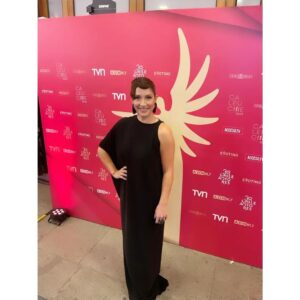 Mariana Loyola Instagram - Anoche fueron los @premioscaleuche 2023 ♥

Qué alegría ver a tantas y tantos colegas queridxs y admiradxs! 

Aquí un pedacito de la larga noche...

Tema a relevar: el regreso de @tvn a esta transmisión en vivo. Qué importante que la cultura se haga pública, que llegue a todas las casas y que la gente disfrute viendo a sus actrices y actores tan queridos. 

Abrazote a todas y todos lxs ganadorxs que tanto se lo merecen y a las y los organizadorxs: muchas gracias! Sé cuánto trabajan cada año para que esto sea espectacular. 

Y por supuesto, un beso enorme de agradecimiento a mi queridísimo @franklinathos 
Talentoso, creativo, divertido, seco y mejor acompañante! 
Gracias una vez más amigo por dejarme así 💖

Gracias también a @mostore por el vestido increíble #hechoenchile y a @majocontreras3d por sus joyas alucinantes 🖤

Fue una noche hermosa.