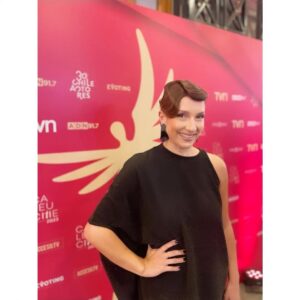 Mariana Loyola Instagram - Anoche fueron los @premioscaleuche 2023 ♥

Qué alegría ver a tantas y tantos colegas queridxs y admiradxs! 

Aquí un pedacito de la larga noche...

Tema a relevar: el regreso de @tvn a esta transmisión en vivo. Qué importante que la cultura se haga pública, que llegue a todas las casas y que la gente disfrute viendo a sus actrices y actores tan queridos. 

Abrazote a todas y todos lxs ganadorxs que tanto se lo merecen y a las y los organizadorxs: muchas gracias! Sé cuánto trabajan cada año para que esto sea espectacular. 

Y por supuesto, un beso enorme de agradecimiento a mi queridísimo @franklinathos 
Talentoso, creativo, divertido, seco y mejor acompañante! 
Gracias una vez más amigo por dejarme así 💖

Gracias también a @mostore por el vestido increíble #hechoenchile y a @majocontreras3d por sus joyas alucinantes 🖤

Fue una noche hermosa.