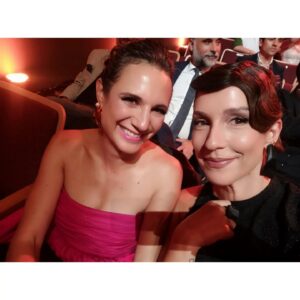Mariana Loyola Instagram - Anoche fueron los @premioscaleuche 2023 ♥

Qué alegría ver a tantas y tantos colegas queridxs y admiradxs! 

Aquí un pedacito de la larga noche...

Tema a relevar: el regreso de @tvn a esta transmisión en vivo. Qué importante que la cultura se haga pública, que llegue a todas las casas y que la gente disfrute viendo a sus actrices y actores tan queridos. 

Abrazote a todas y todos lxs ganadorxs que tanto se lo merecen y a las y los organizadorxs: muchas gracias! Sé cuánto trabajan cada año para que esto sea espectacular. 

Y por supuesto, un beso enorme de agradecimiento a mi queridísimo @franklinathos 
Talentoso, creativo, divertido, seco y mejor acompañante! 
Gracias una vez más amigo por dejarme así 💖

Gracias también a @mostore por el vestido increíble #hechoenchile y a @majocontreras3d por sus joyas alucinantes 🖤

Fue una noche hermosa.