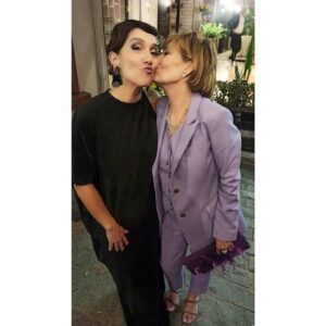 Mariana Loyola Instagram - Anoche fueron los @premioscaleuche 2023 ♥

Qué alegría ver a tantas y tantos colegas queridxs y admiradxs! 

Aquí un pedacito de la larga noche...

Tema a relevar: el regreso de @tvn a esta transmisión en vivo. Qué importante que la cultura se haga pública, que llegue a todas las casas y que la gente disfrute viendo a sus actrices y actores tan queridos. 

Abrazote a todas y todos lxs ganadorxs que tanto se lo merecen y a las y los organizadorxs: muchas gracias! Sé cuánto trabajan cada año para que esto sea espectacular. 

Y por supuesto, un beso enorme de agradecimiento a mi queridísimo @franklinathos 
Talentoso, creativo, divertido, seco y mejor acompañante! 
Gracias una vez más amigo por dejarme así 💖

Gracias también a @mostore por el vestido increíble #hechoenchile y a @majocontreras3d por sus joyas alucinantes 🖤

Fue una noche hermosa.