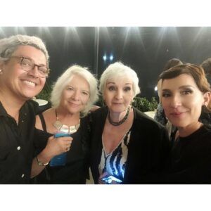 Mariana Loyola Instagram - Anoche fueron los @premioscaleuche 2023 ♥

Qué alegría ver a tantas y tantos colegas queridxs y admiradxs! 

Aquí un pedacito de la larga noche...

Tema a relevar: el regreso de @tvn a esta transmisión en vivo. Qué importante que la cultura se haga pública, que llegue a todas las casas y que la gente disfrute viendo a sus actrices y actores tan queridos. 

Abrazote a todas y todos lxs ganadorxs que tanto se lo merecen y a las y los organizadorxs: muchas gracias! Sé cuánto trabajan cada año para que esto sea espectacular. 

Y por supuesto, un beso enorme de agradecimiento a mi queridísimo @franklinathos 
Talentoso, creativo, divertido, seco y mejor acompañante! 
Gracias una vez más amigo por dejarme así 💖

Gracias también a @mostore por el vestido increíble #hechoenchile y a @majocontreras3d por sus joyas alucinantes 🖤

Fue una noche hermosa.
