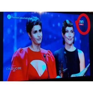 Mariana Loyola Instagram - Anoche fueron los @premioscaleuche 2023 ♥

Qué alegría ver a tantas y tantos colegas queridxs y admiradxs! 

Aquí un pedacito de la larga noche...

Tema a relevar: el regreso de @tvn a esta transmisión en vivo. Qué importante que la cultura se haga pública, que llegue a todas las casas y que la gente disfrute viendo a sus actrices y actores tan queridos. 

Abrazote a todas y todos lxs ganadorxs que tanto se lo merecen y a las y los organizadorxs: muchas gracias! Sé cuánto trabajan cada año para que esto sea espectacular. 

Y por supuesto, un beso enorme de agradecimiento a mi queridísimo @franklinathos 
Talentoso, creativo, divertido, seco y mejor acompañante! 
Gracias una vez más amigo por dejarme así 💖

Gracias también a @mostore por el vestido increíble #hechoenchile y a @majocontreras3d por sus joyas alucinantes 🖤

Fue una noche hermosa.