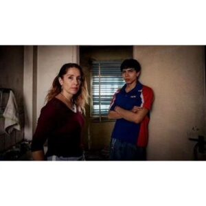 Mariana Loyola Instagram - Ana es la madre de Kevin en #BabyBandito 💥💥💥

Dirigida por
@juliojorquera
@guzzonifernando y 
@pepasanmartin ❤️‍🔥

Vayan a verla, denle amor y 👍🏼👍🏼 que ya está en @netflix

Tremendo trabajo, tremendo equipo!

@fabula_prod
@netflixchile

Fotos 2 y 5 de @fotofijachile 👊🏼