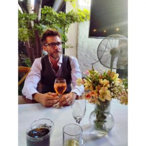 Mariana Loyola Instagram - Feliz cumpleaños 🎂💐 ❤️‍🔥 compañero de vida, taurino amante de lxs perrxs y gatxs, gozador empedernido, hombre creativo y cariñoso, bailaor del jí jó, aventurero de las artes cinematográficas y descubridor de mundos.
Mi McGiver personal.
Guapetón y estiloso.

Love you @rodrigopardow 

Gracias por existir y estar siempre a mi lado 👊🏼💥❣️

Que sean muchos más!!!!!