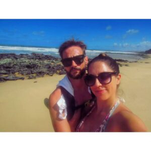 Mariana Loyola Instagram - Feliz cumpleaños 🎂💐 ❤️‍🔥 compañero de vida, taurino amante de lxs perrxs y gatxs, gozador empedernido, hombre creativo y cariñoso, bailaor del jí jó, aventurero de las artes cinematográficas y descubridor de mundos.
Mi McGiver personal.
Guapetón y estiloso.

Love you @rodrigopardow 

Gracias por existir y estar siempre a mi lado 👊🏼💥❣️

Que sean muchos más!!!!!