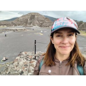 Mariana Loyola Instagram - Mezcla total de emociones. 
Me voy de esta ciudad precolombina, anonadada, con el corazón a fuego, el espíritu ancho, llena de preguntas...

Cuando sea grande seré arqueóloga y me vendré a explorar Teotihuacan (así, sin acento) ❤️‍🔥

Mención aparte a nuestro insuperable guía y arqueólogo @4ndrsl 👊🏼🇮🇹