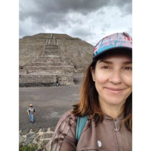 Mariana Loyola Instagram - Mezcla total de emociones. 
Me voy de esta ciudad precolombina, anonadada, con el corazón a fuego, el espíritu ancho, llena de preguntas...

Cuando sea grande seré arqueóloga y me vendré a explorar Teotihuacan (así, sin acento) ❤️‍🔥

Mención aparte a nuestro insuperable guía y arqueólogo @4ndrsl 👊🏼🇮🇹