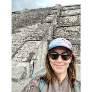 Mariana Loyola Instagram - Mezcla total de emociones. 
Me voy de esta ciudad precolombina, anonadada, con el corazón a fuego, el espíritu ancho, llena de preguntas...

Cuando sea grande seré arqueóloga y me vendré a explorar Teotihuacan (así, sin acento) ❤️‍🔥

Mención aparte a nuestro insuperable guía y arqueólogo @4ndrsl 👊🏼🇮🇹