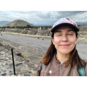 Mariana Loyola Instagram - Mezcla total de emociones. 
Me voy de esta ciudad precolombina, anonadada, con el corazón a fuego, el espíritu ancho, llena de preguntas...

Cuando sea grande seré arqueóloga y me vendré a explorar Teotihuacan (así, sin acento) ❤️‍🔥

Mención aparte a nuestro insuperable guía y arqueólogo @4ndrsl 👊🏼🇮🇹