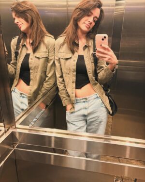 Mariana Molina Instagram - eu jogando baralho, alguns pets e frases motivacionais