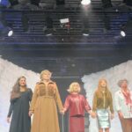 Mariana Prachařová Instagram - Co jste naposledi viděli v divadle? aneb tohle je mix z mýho kulturního týdne🎭 ~za poslední týden jsem stihla jednu výstavu Tima Burtona, představení Amerikánka, představení Okamžik, mamky premiéru hry Tekoucí písky a film Kaskadér s Goslingem. Myslim, že kulturně jsem si to předplatila na další měsíce dopředu.