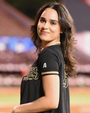 Marianly Tejada Instagram - Gracias de corazón @gigantescibao por este honor. One for the books! 🐴🏆🫶🏽🍾 #serie56