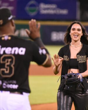 Marianly Tejada Instagram - Gracias de corazón @gigantescibao por este honor. One for the books! 🐴🏆🫶🏽🍾 #serie56