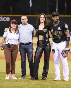 Marianly Tejada Instagram - Gracias de corazón @gigantescibao por este honor. One for the books! 🐴🏆🫶🏽🍾 #serie56