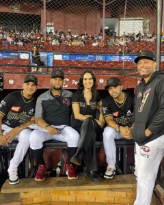 Marianly Tejada Instagram - Gracias de corazón @gigantescibao por este honor. One for the books! 🐴🏆🫶🏽🍾 #serie56