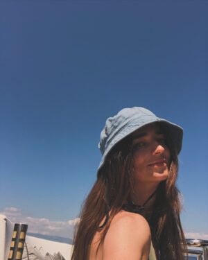 Marianna Burelli Instagram - Life 🎙️🪃🛼🛝🪁 
Under the sun 🌞