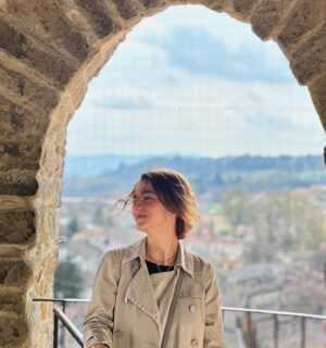Marianna Burelli Instagram - Aunque siempre había sido parte de mi historia, era como un interrogante en medio de un árbol lleno de referencias. Un espacio en blanco, un nombre sin contexto, sin origen, vacío de información. Un abuelo italiano de quien solo sabía un nombre y un apellido, que ni siquiera tenía la certeza de cómo escribir. 

Pero cuando era adolescente, este asunto ocupaba CERO espacio en mis días y  descifrar esta interrogante era la menor de mis prioridades . A medida que fueron pasando los años, el interés se hizo más concreto. Hoy entiendo de manera distinta la importancia de conocer el origen para así entender más a fondo quienes nos han traído a la vida, de dónde vengo, y cómo esto de algún modo define parte del tejido de lo que soy hoy. 

Un poco ese ha sido este viaje… un encuentro con el interrogante mayor. Un viaje al que acudimos con muy pocas expectativas y ha resultado una cajita de Pandora con mil y un regalos en el camino. 

Grazie #cittadicastello . Sei stata bella e gentile con noi. Ci sentiamo a casa. Il mio cuore è pieno 🫀 
#lucarini