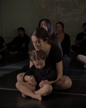 Marianna Burelli Instagram - 🔉 (sound on) A veces tenemos la costumbre de separar las actividades de niñ@s y adultos con implacable contundencia. ESO que es para ellos y ESTO que es para nosotros, como delimitando dos vidas distantes que no tienen mucho que ver. Y la verdad a mí me pasa, como mamífera que al final somos, que me gusta andar con mi cachorra cerca, especialmente si son encuentros que yo disfruto. Y Sienna, que ademas de ser mi hija es mi mayor maestra me demuestra en cada ocasión que no solo está bien sino que ella también recibe mucho de estas salidas. Ayer no fue la excepción. @begogarcia  nos invitó a la primera parte de un evento de @elclubdelhielo 🖤 en donde la respiración pre inmersión iba a estar acompañada por un concierto a dos cuerdas a cargo de estos dos grandes artistas @fil_uno 🎻y @raul_maldonado 🎹. Quedamos que podía ir con Sienna aunque el setting (hora, locación -sin baño-, vestimenta podía considerarse todo MENOS infantil). Mi hija en este momento atraviesa fase arcoíris 🌈 multicolor, entonces tuvimos que optar por un cuello tortuga mío y unos bikers negros que estaban arrimados en lo más profundo de su cajón. Todo eso lejos de desanimarla, le alimentaba la emoción. Así que Sienna y yo llegamos todas de negro, con voz baja y a las 8am ya estábamos sentadas en nuestros mats esperando ser modificadas por la música de estos dos intérpretes en este lugar absurdamente bello en medio de la Juárez. 

Confirmo una y otra vez que a mi hija le gusta la novedad, lo que no ha vivido. Le emociona con envidiable ingenuidad el ¿cómo será? … es como una pócima mágica que lejos de desanimarla la pone en un estado de alerta y emoción que es delicioso de ver. 

Así que gracias Bego por invitarnos, sin límite de edad, por crear estos espacios sublimes en donde nos modificamos a través del cuerpo. Pronto regresaré a la 🛁🧊🧊🧊. Y aunque esta mujer sea la autora de estos espacios lúdicos, está acompañada de un team inmerso en su sensibilidad y belleza. 🪽Gracias 

@sesencompany 
@perlavaltierra