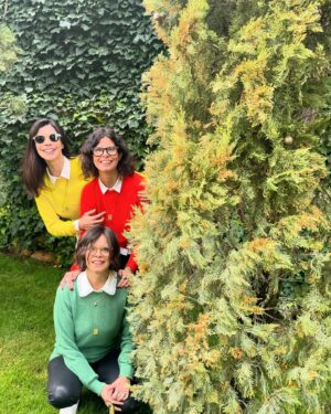Maribel Verdú Instagram - Recordando cuando nuestra madre nos vestía iguales de pequeñas🫣
¿verdad @marina_verdu2 y @verducarlota? Qué rabia nos daba.
Ahora lo hace nuestra amiga Mamen 🤣 

Gracias @toyota_esp y @valytyplace por esta escapada por lugares de ensueño en #castillalamancha 
Siempre descubriendo sitios en la mejor compañía.