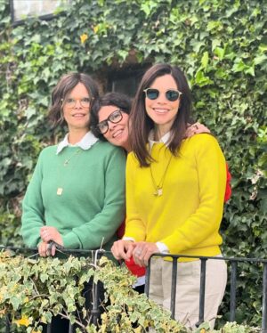 Maribel Verdú Instagram - Recordando cuando nuestra madre nos vestía iguales de pequeñas🫣
¿verdad @marina_verdu2 y @verducarlota? Qué rabia nos daba.
Ahora lo hace nuestra amiga Mamen 🤣 

Gracias @toyota_esp y @valytyplace por esta escapada por lugares de ensueño en #castillalamancha 
Siempre descubriendo sitios en la mejor compañía.