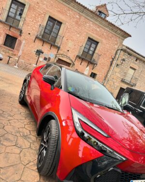 Maribel Verdú Instagram - Recordando cuando nuestra madre nos vestía iguales de pequeñas🫣
¿verdad @marina_verdu2 y @verducarlota? Qué rabia nos daba.
Ahora lo hace nuestra amiga Mamen 🤣 

Gracias @toyota_esp y @valytyplace por esta escapada por lugares de ensueño en #castillalamancha 
Siempre descubriendo sitios en la mejor compañía.