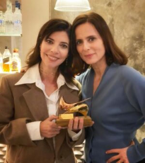 Maribel Verdú Instagram - ¡Ya tengo mi premio de la @uniondeactores por "The Flash"!

Anoche @aitanasanchezgijon me lo dio, después de verla en esa maravilla de función que disfrutamos ayer una buen pandilla (ver segunda foto) y que la podéis ver en @elpavonteatro de Madrid. #lamadre 👏👏👏👏👏

Agradecida es poco. ☺️🫶