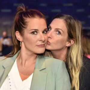 Marie-Lyne Joncas Instagram - Ce soir, ma grande complice de toujours anime le gala les Oliviers avec @cathygauthier_humoriste !

Je suis fière comme une mère! 

CRISS QUE JAI HÂTE DE VOIR ÇA! 
Ça fait 3 mois qu’elle nous rôde des jokes en pensant qu’on se rend pas compte que c’est pour le gala! 

C’est sûr que de se faire sortir une joke de NEEV entres deux bouchées de pâtés fromages un samedi 5 à 7, ça donne des indices! 

J’espère qu’elle sera maquillée comme sur la première photo! Quelque chose de subtil qui lui fait ressortir le beau regard vif et allumé! 😂 

💪🏻💪🏻💪🏻♥️♥️♥️ 
Je t’aime ma nouère! 
Va leur montrer c’est qui qui a les plus belles jambes du milieu!