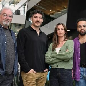 Marie-Lyne Joncas Instagram - Ma nouvelle famille pour les prochains mois…. années? 

Je jouerai Sophie Lacoste, dans Dumas, la nouvelle série de Luc Dionne qui tourne autour de l’univers des firmes d’enquêtes privées! 

Qui aurait cru que de manger du métal dans @ici.stat allait me donner un fucking lead dans Dumas! 

Je me pince!