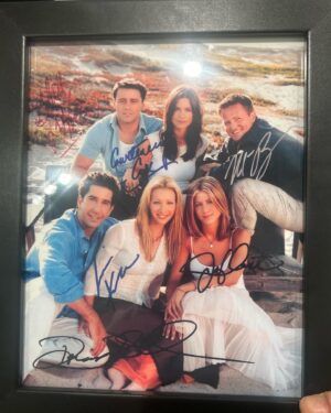 Marie-Lyne Joncas Instagram - Hier j’ai reçu le plus beau cadeau du monde! 

@michelbarrette_officiel m’a offert, une photo signée par les membres de Friends! La vraie là, pas une copie! 
Genre, les 6 ont touché cette photo! 

J’ai pleuré! 
C’est capoté! 

Michel, je t’en serai éternellement reconnaissante!

♥️♥️♥️
