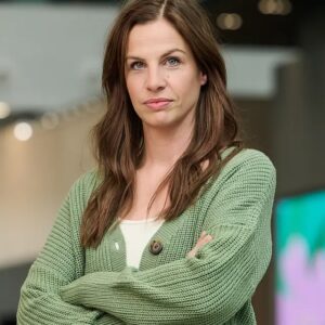 Marie-Lyne Joncas Instagram - Ma nouvelle famille pour les prochains mois…. années? 

Je jouerai Sophie Lacoste, dans Dumas, la nouvelle série de Luc Dionne qui tourne autour de l’univers des firmes d’enquêtes privées! 

Qui aurait cru que de manger du métal dans @ici.stat allait me donner un fucking lead dans Dumas! 

Je me pince!
