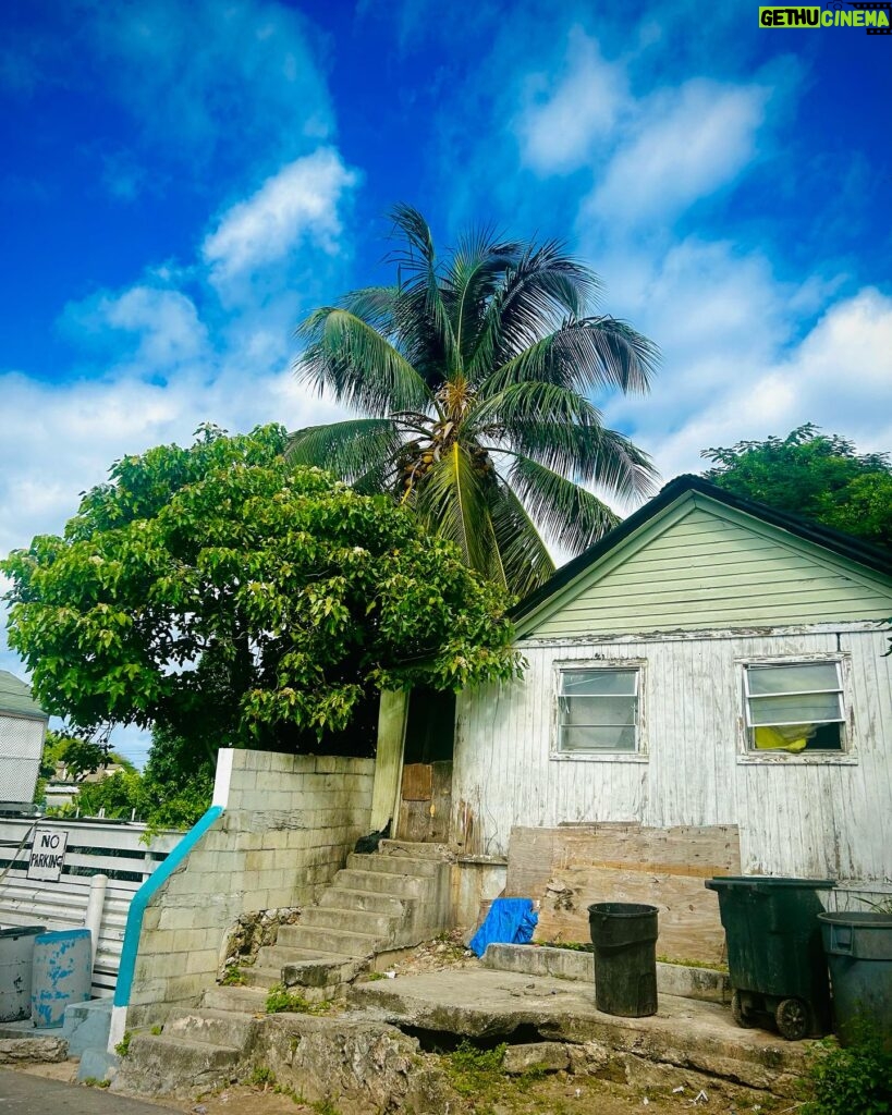 Marie-Lyne Joncas Instagram - Marcher seule à Nassau et prendre quelques clichés! Voir du beau dans tout!