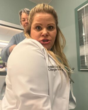 Marie-Lyne Joncas Instagram - Aye! 
Tourner sur Stat m’a redonné la piqûre du jeu! 
Tourner avec d’aussi bons acteurs/actrices et se sentir accueillie et appréciée, c’est tellement valorisant!

On est chanceux d’avoir, au Québec, de l’aussi bonne TV avec si peu de moyens! 

Merci @mariealabbe d’avoir pensé à moi pour ce rôle aussi complexe et attachant! « Je pense que tu es capable de jouer une fille qui mange un calorifère et être crédible » 
J’ai tout donné! 😂

Merci à ma grande amie @genny_schmidt d’avoir pris le temps de me dire que je la touchais et que je faisais la bonne affaire. 

Merci à @thestephanerousseau avec qui je fais des jokes de caca d’habitude mais avec qui j’ai ressenti des belles affaires en jouant avec lui! T’es un bijou d’être humain mais aussi un acteur généreux et doux! 

@suzanne_clement j’ai rien d’autre à dire que: J’ai joué avec fucking SOPHIE PAQUIN MAN! T’es une Coliss de vraie je capote sur toi! 

Et tous les autres, ♥️♥️♥️!

Cette production est remplie de gens vaillants et gentils et beaux et drôles! 

Beau trip, belles rencontres! 

Le futur me parle et me dit: t’es capable de chier du métal pis être crédible? Pourquoi tu ne jouerais pas plus? 

STAY TUNED! ♥️💪🏻