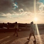 Marie-Lyne Joncas Instagram - Jour 2: Casablanca/Boulaajoul 7 heures d’autobus plus tard, nous voilà pas mal dans le milieu de nulle part! Encore 4 heures d’autobus demain et HOP, ça commence! P.S. la première photo, c’est nous pas de maquillage pas de filtre! @trophee_roses_des_sables