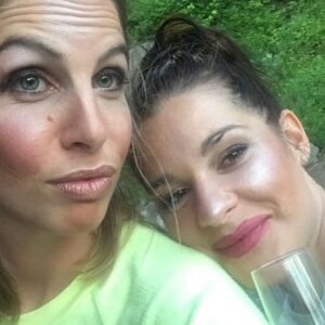 Marie-Lyne Joncas Instagram - Ce soir, ma grande complice de toujours anime le gala les Oliviers avec @cathygauthier_humoriste !

Je suis fière comme une mère! 

CRISS QUE JAI HÂTE DE VOIR ÇA! 
Ça fait 3 mois qu’elle nous rôde des jokes en pensant qu’on se rend pas compte que c’est pour le gala! 

C’est sûr que de se faire sortir une joke de NEEV entres deux bouchées de pâtés fromages un samedi 5 à 7, ça donne des indices! 

J’espère qu’elle sera maquillée comme sur la première photo! Quelque chose de subtil qui lui fait ressortir le beau regard vif et allumé! 😂 

💪🏻💪🏻💪🏻♥️♥️♥️ 
Je t’aime ma nouère! 
Va leur montrer c’est qui qui a les plus belles jambes du milieu!