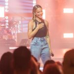 Marie-Mai Instagram - Quel plaisir de lancer la 21e saison de @belleetbumtq ce samedi 9 septembre à 21 h sur les ondes de @telequebec! 🎤🎶 De belles rencontres musicales avec des artistes que j’adore et j’y interprète même une nouvelle chanson! Manquez pas ça! 💙 @matt_lang_music @howaboutnao 📸 Claude Dufresne