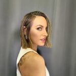 Marie-Mai Instagram - Big chop✂️✂️✂️ @mariemaireal Coup de tête de dernière minute littéralement avant le début de l’enregistrement!!!😅 Haircolor/Haircut/Hairstyle by me using @kerastase_official Makeup @nico_blanchet_makeup #bob #bobhaircut #wetlook