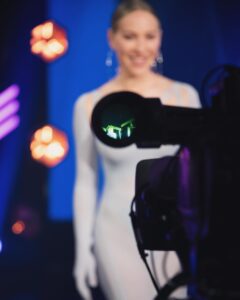 Marie-Mai Instagram - And just like that, we are BACK! Le tout début de l’aventure commence CE SOIR On y va pour la 4e saison de @bigbrothercelebrites C’est une édition haute en couleur qui vous attend! On se retrouve à 18h30 sur @noovo.ca 💙 #bbcelebrites